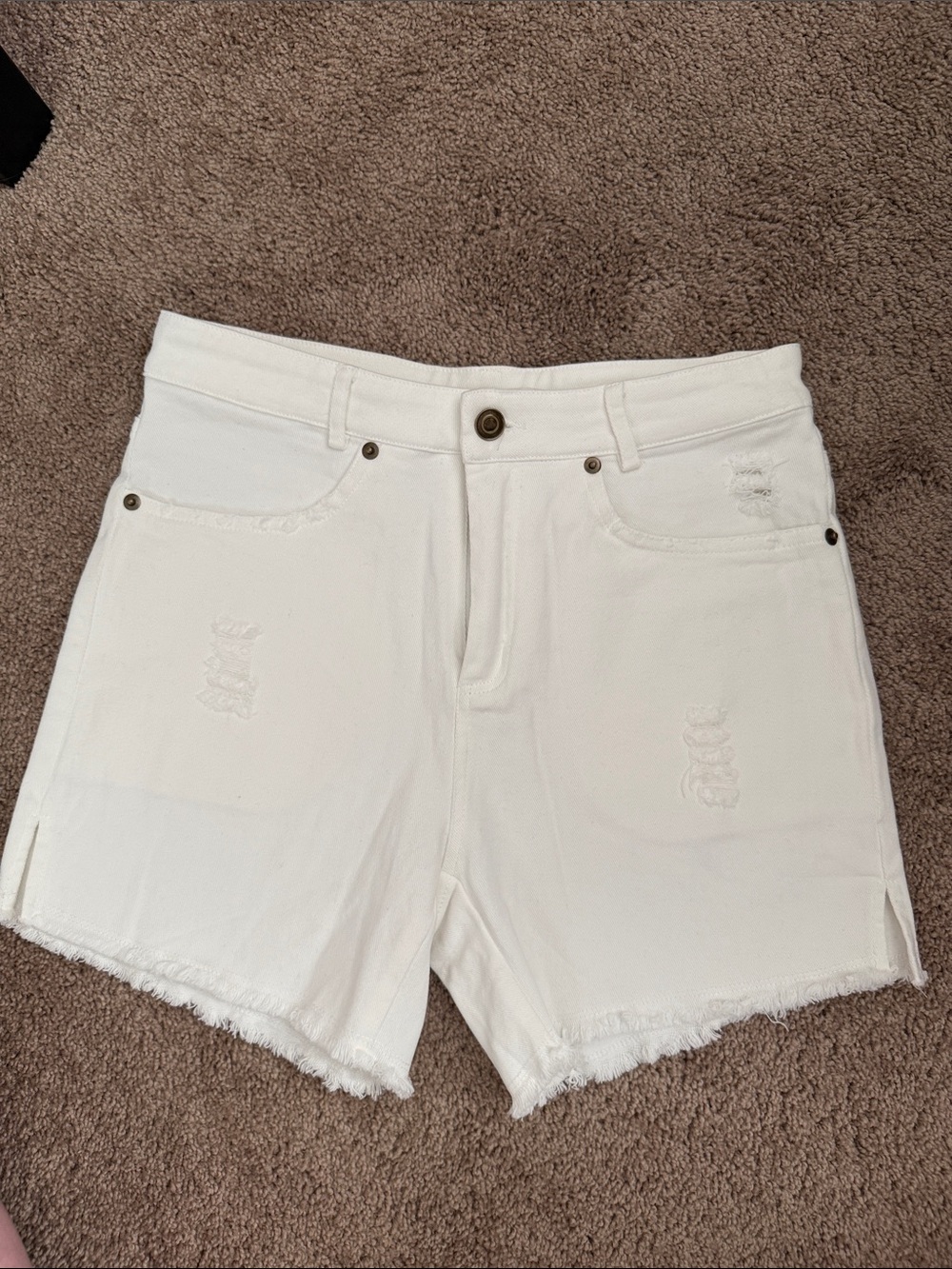 Like new-- LA MIEL White Distressed Frayed Hem Denim Shorts - size small